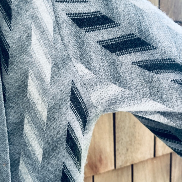 Rachel Zoe Set Scarf & Long Cardigan Open Front Geometric Gray Viscose Size XL - Picture 9 of 14